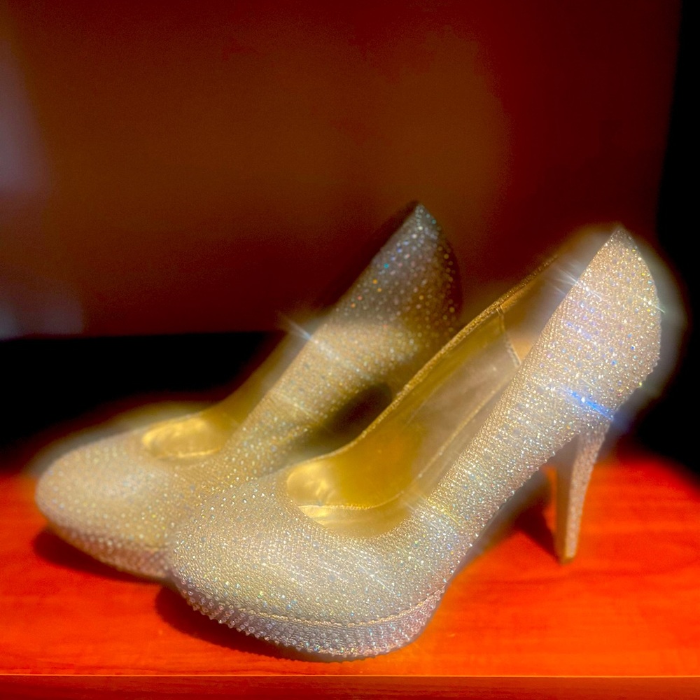 LIKE NEW: Never worn, Pierre Dumas Gold w/ Rhinestones, 5” Pumps, Size 11